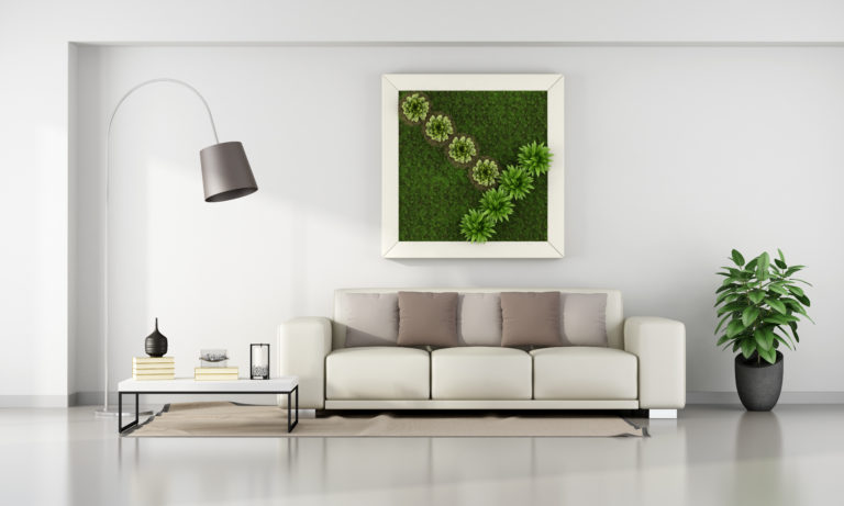 Stue i minimalistisk stil med en plantevegg