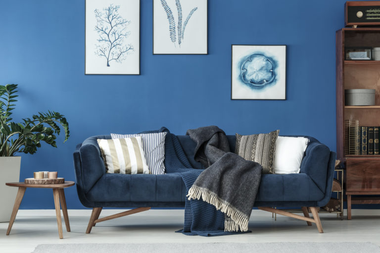 Blå sofa i en blå stue