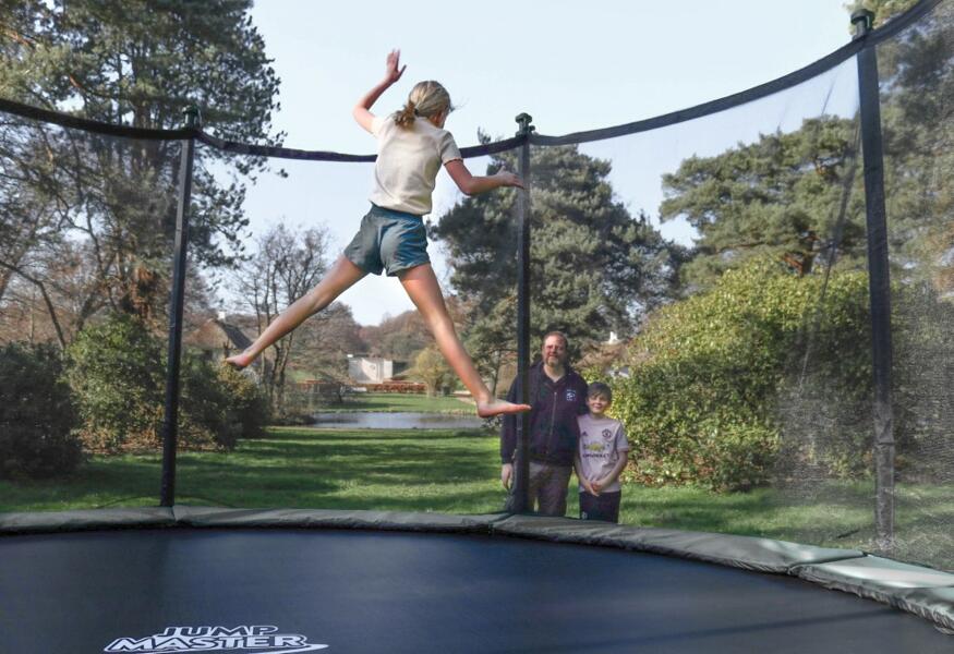 gravid enestående bestikke Jumpmaster Test: En prisvennlig trampoline | Hjem Og Hage