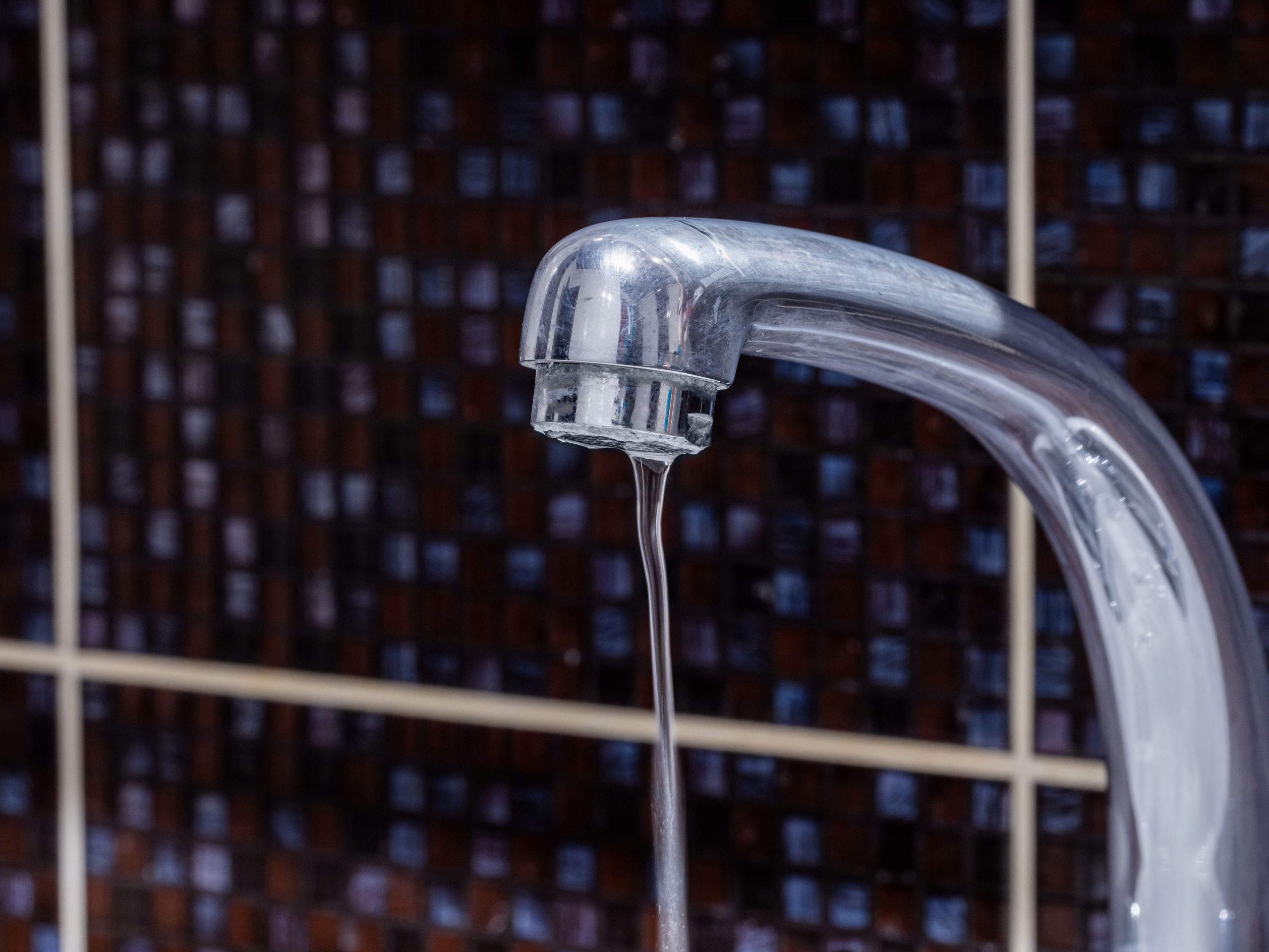 Dårlig trykk i dusjen: Årsaker, symptomer og løsninger